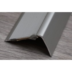 Aluminium hoeken, trapprofielen, trapkantprofielen en antislip trapneus