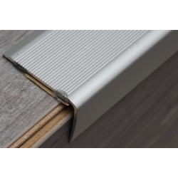 Aluminium hoeken, trapprofielen, trapkantprofielen en antislip trapneus