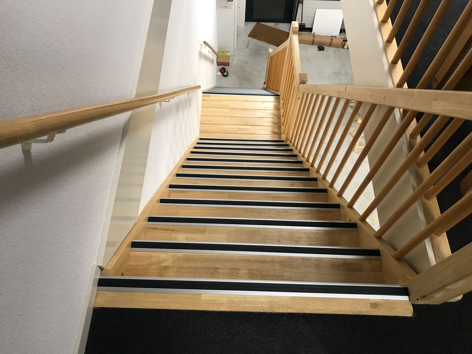 Aluminium overgangsprofielen, hoeken, trapprofielen en trapkantprofielen met rubber antislip strips